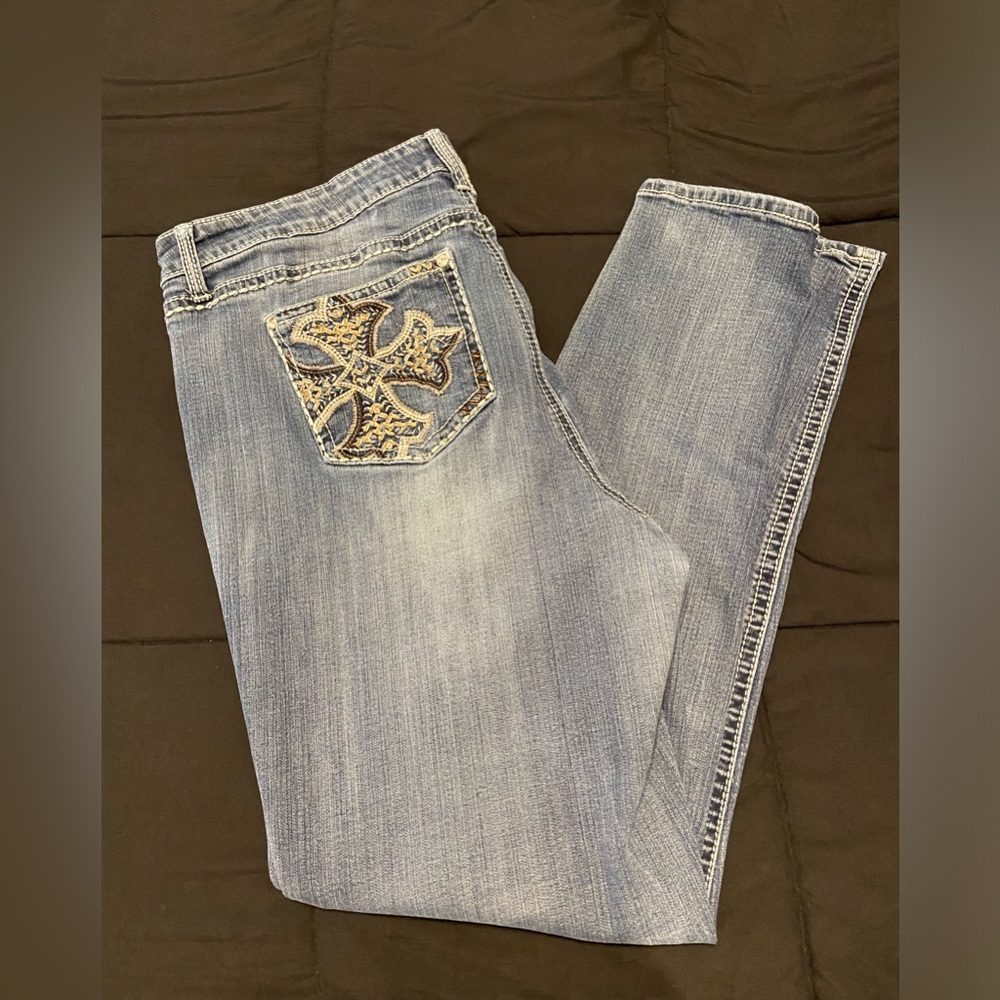 Antique Rivet women’s Embroidered Pocket Jeans